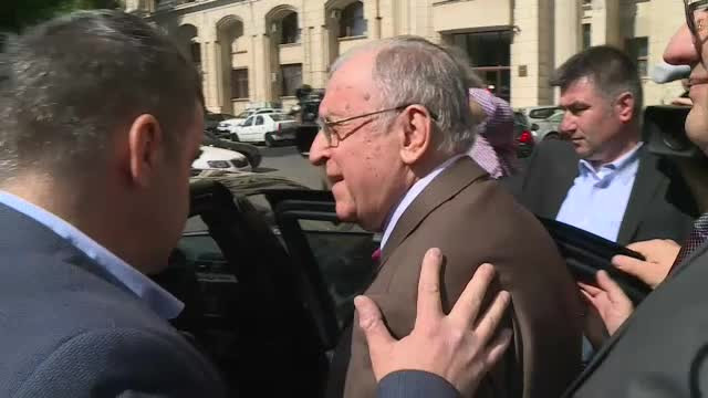 Gestul făcut de Ion Iliescu, după ce un bărbat i-a strigat: ”Ești un criminal! Comunistule!”