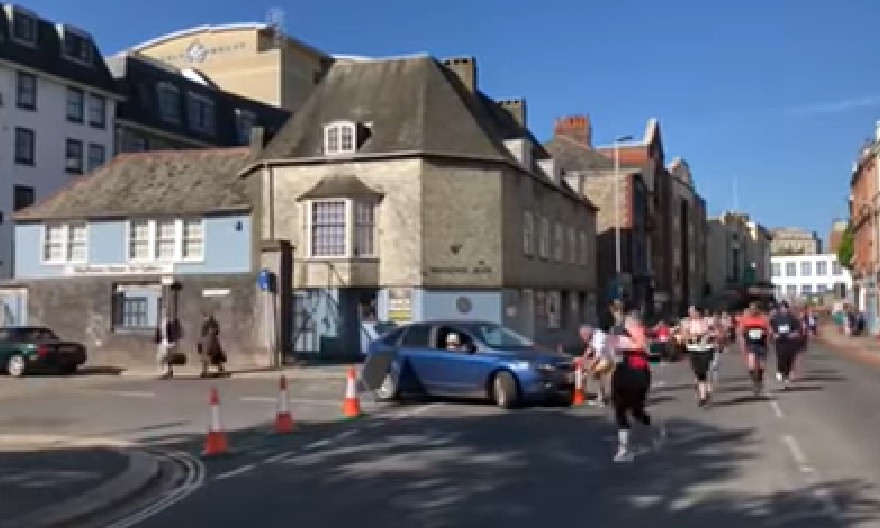 Momentul în care o șoferiță intră cu mașina în mijlocul participanților la un maraton. VIDEO