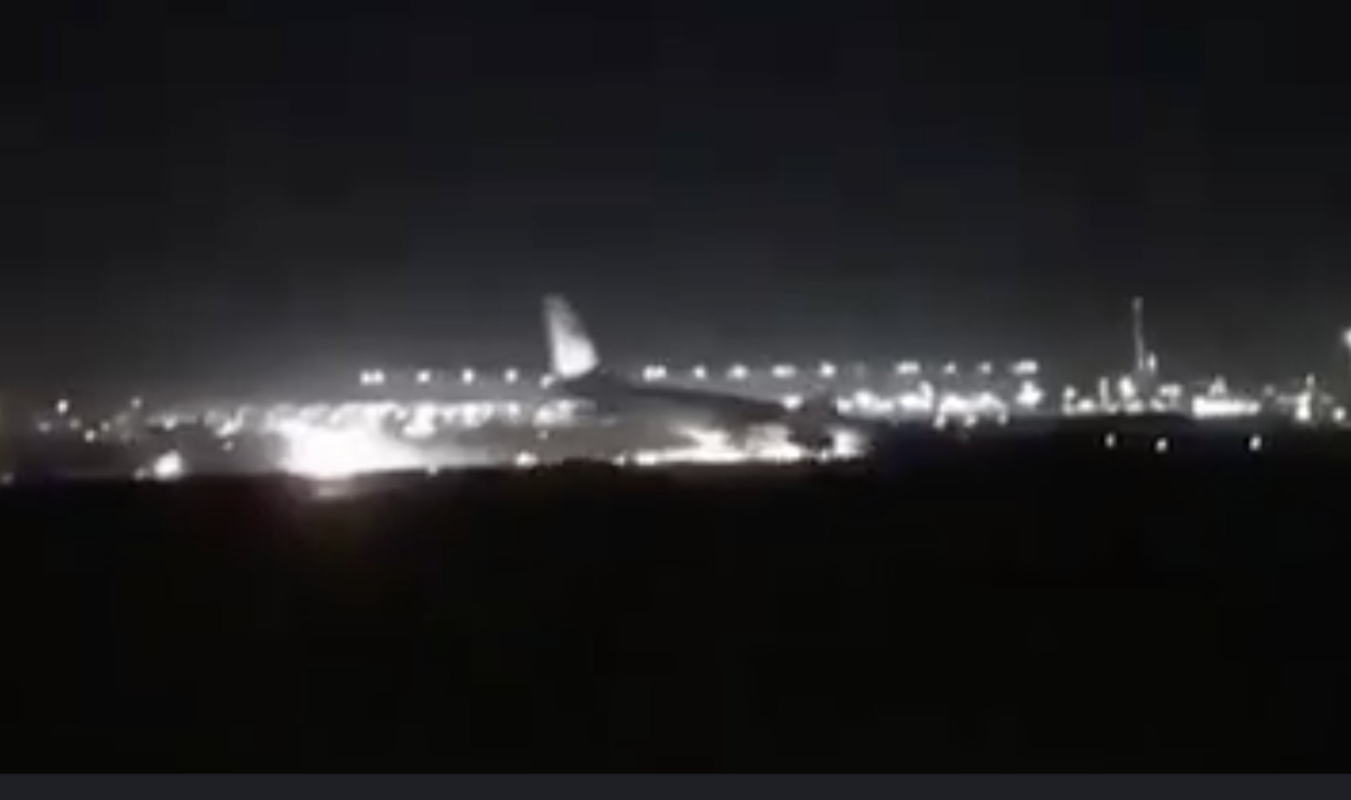 Panică la bordul unui avion, din cauza unei defecțiuni. 53 de persoane, rănite