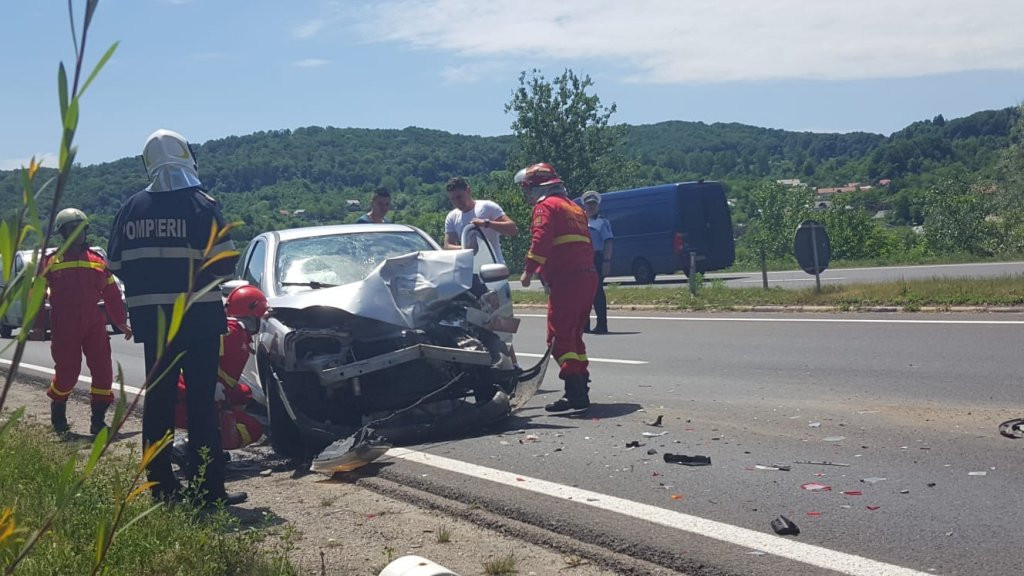 Mașină de poliție în misiune, lovită de un șofer neatent, în Prahova. FOTO