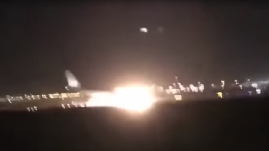 Momentul în care un avion aterizează fără trenul din față. 53 de răniți. VIDEO