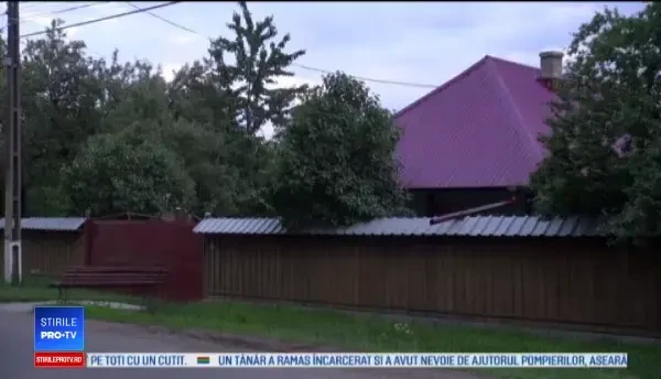 Bărbat căutat de poliție, după ce a atacat cu cuțitul familia soției. Trei răniți