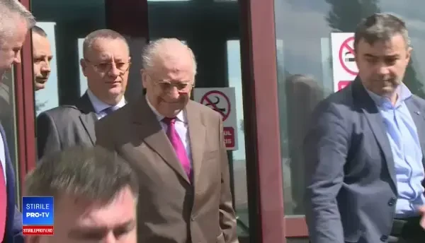 Gestul făcut de Ion Iliescu, după ce un bărbat i-a strigat: ”Ești un criminal! Comunistule!”