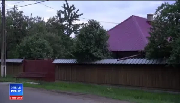 Bărbat căutat de poliție, după ce a atacat cu cuțitul familia soției. Trei răniți