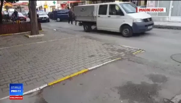 Opt mașini din Târgu Jiu, avariate de un cal înhămat la o căruță