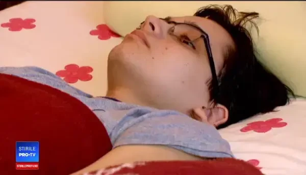 Un elev din Constanța are nevoie de ajutor. Ionuț a rămas imobilizat după o operație