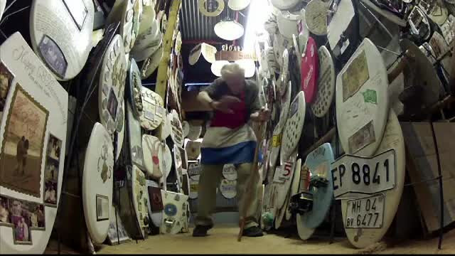 Un fost preot a strâns peste 1.300 de capace de WC. "Acesta e al lui Saddam Hussein"