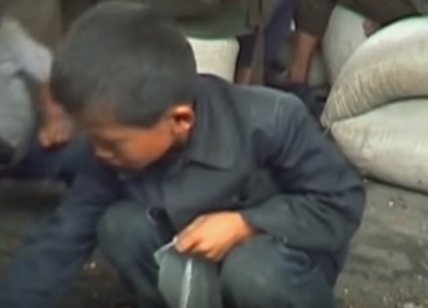 Autoritățile nord-coreene exploatează copiii fără adăpost, lovindu-i și furându-le banii