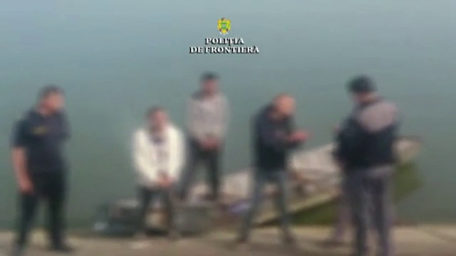 Trei migranţi albanezi, capturaţi de poliţiştii din Mehedinţi. Au intrat ilegal cu barca pe Dunăre