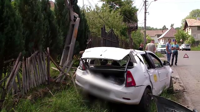 Un pieton care a anunțat la 112 un accident rutier a fost rănit de un cablu electric