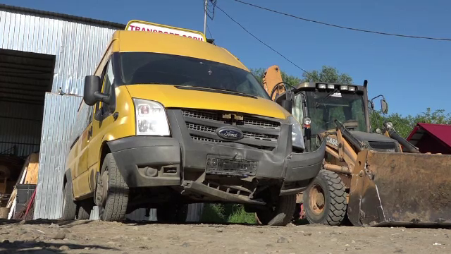 Microbuz școlar din Vaslui, care transporta opt elevi, izbit de mașina directoarei