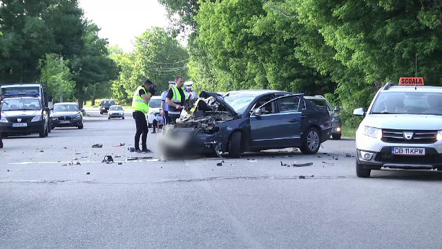 Autoturism în care se aflau trei tineri, izbit de o mașină de marfă în Târgoviște