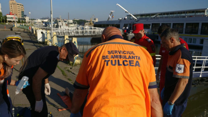 Un pescar a murit, după ce s-a răsturnat cu barca în apropierea falezei din Tulcea