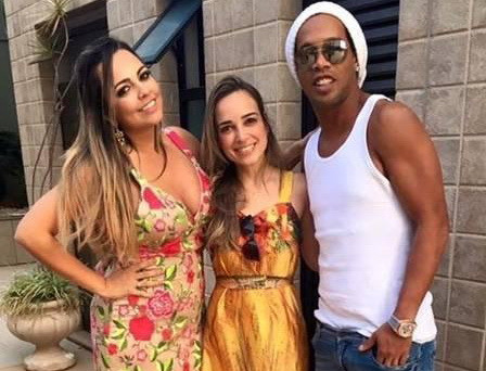 Ronaldinho se va căsători cu două femei în luna august. Le oferă bani și cadouri