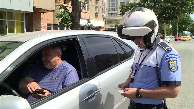 Reacția unui șofer prins că vorbea la telefon în trafic. 66.000 de şoferi, amendaţi în ultimul an