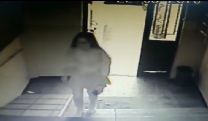 Fată de 17 ani, urmărită până în scara blocului de un tânăr care a agresat-o. VIDEO