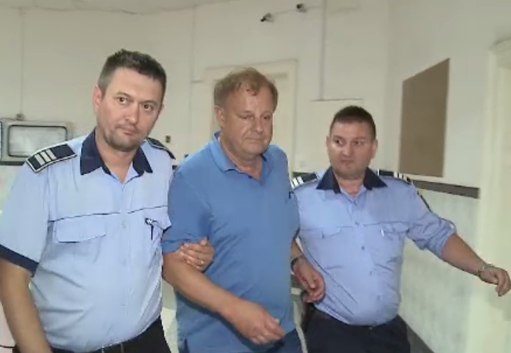 Un om de afaceri austriac din Arad racola minore și le poza în poziții indecente