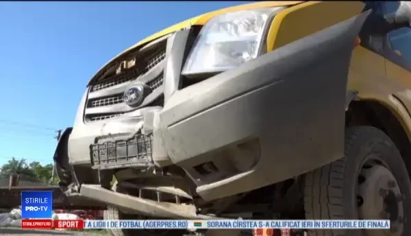 Microbuz școlar din Vaslui, care transporta opt elevi, izbit de mașina directoarei