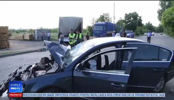 Autoturism în care se aflau trei tineri, izbit de o mașină de marfă în Târgoviște
