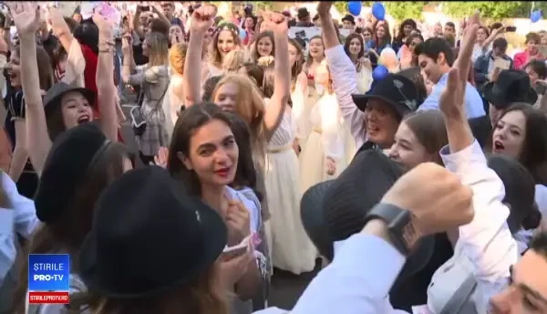 Parade în Capitală, cu absolvenții de clasa a 12-a. Mulți dintre ei vor pleca la studii în străinătate
