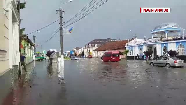 Târgu Jiu şi Lugoj, inundate după ploi. Tornadă la Timişoara