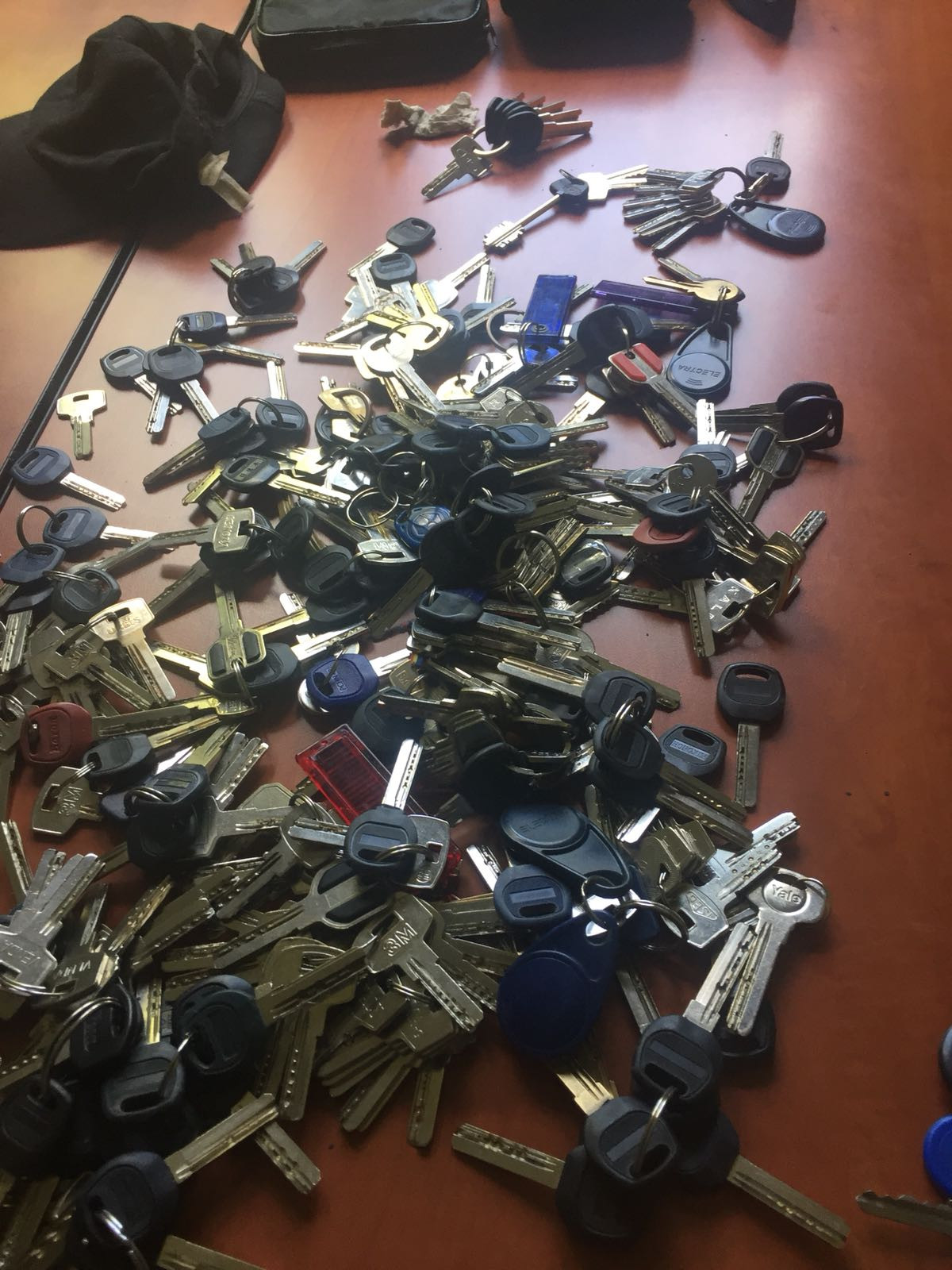 Bărbat prins pe stradă cu 350 de chei la el. Ce s-a găsit în locuinţa sa