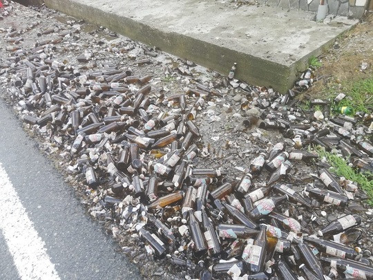 Drum național plin cu sticle de bere, după ce un camion și-a pierdut încărcătura. FOTO