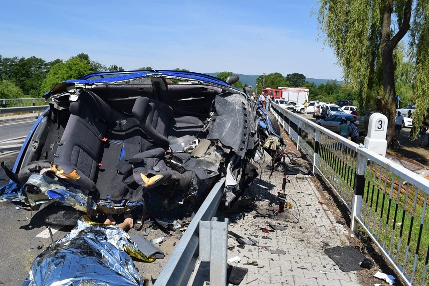 Un bărbat şi-ar fi ucis soţia, apoi s-a sinucis intrând cu maşina într-un TIR