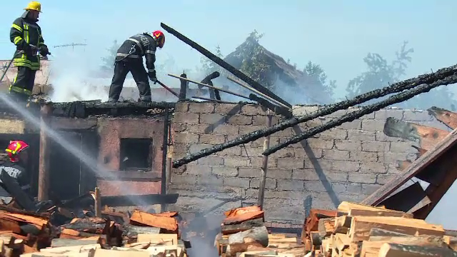 Incendiu violent la o fermă de porci din Bistriţa Năsăud pornit de la o afumătoare