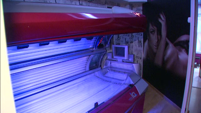 Tinerii români care nu pot trăi fără solar. ”Zilnic avem pacienţi tanorexici”