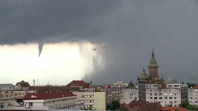 Rupere de nori în mai multe zone. În Vest, pe cer a apărut un fuior asemănător unei tornade