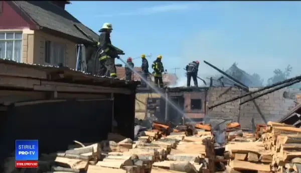 Incendiu violent la o fermă de porci din Bistriţa Năsăud pornit de la o afumătoare