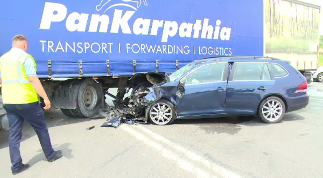 Dezastrul provocat de șoferul unui TIR care nu s-a asigurat la ieșirea dintr-o benzinărie