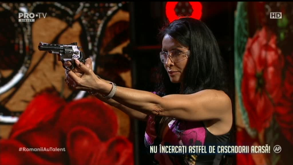 Scene incredibile la Românii au talent. Mihaela Rădulescu a tras cu pistolul în mentalistul Cristian. VIDEO