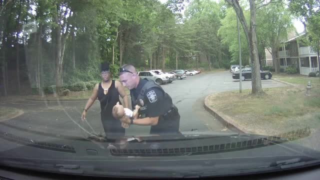 VIDEO emoționant cu momentul în care un polițist din New Mexico salvează un bebeluș