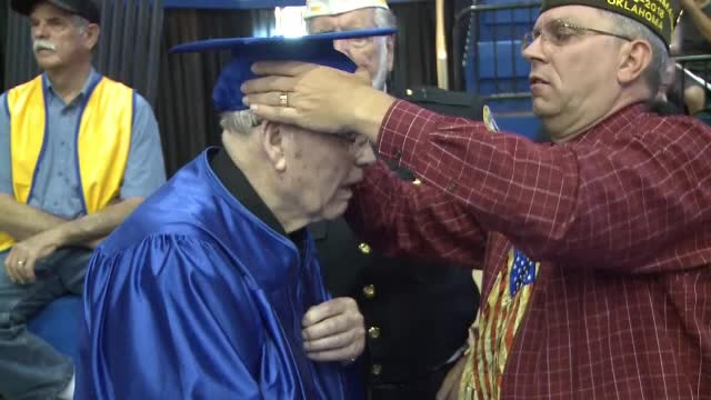 Un veteran de război a primit diplomă de absolvire a liceului la 91 de ani