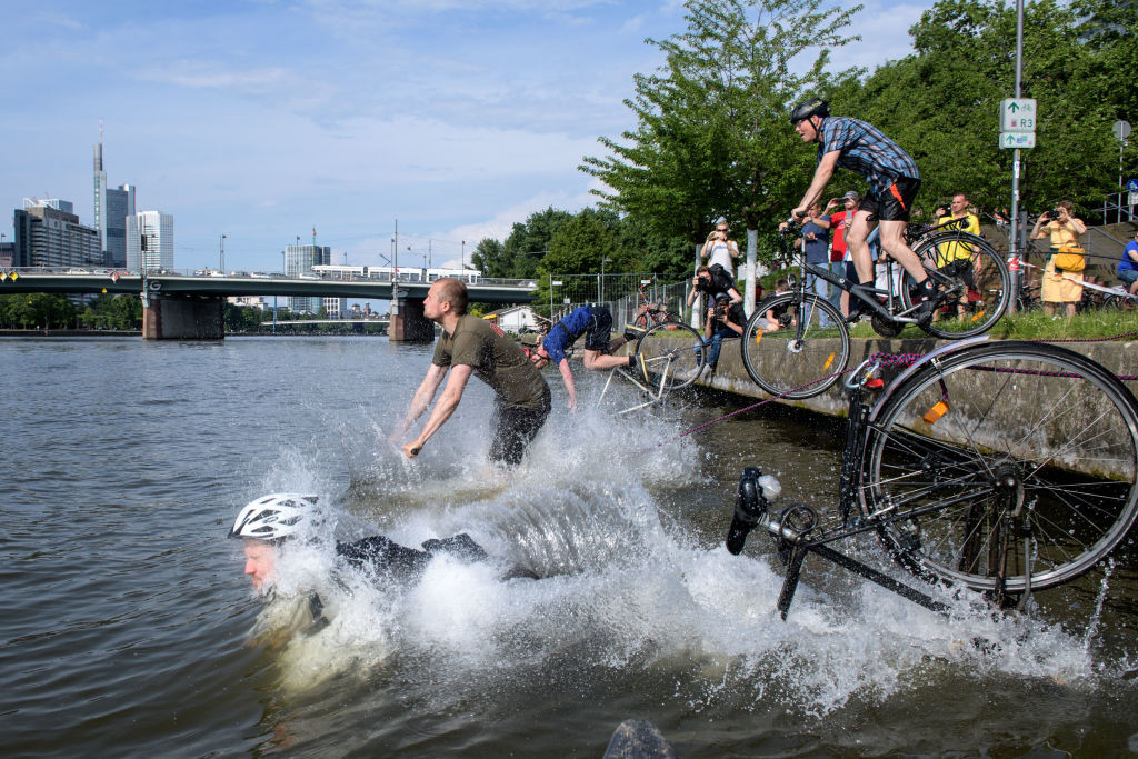Protest al unor bicicliști în Frankfurt, Germania, față de pericolele din trafic