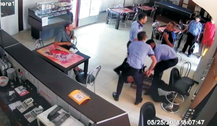 Conflict violent într-un bar din Vâlcea, după ce un adolescent este prins de polițiști cu o bere. VIDEO