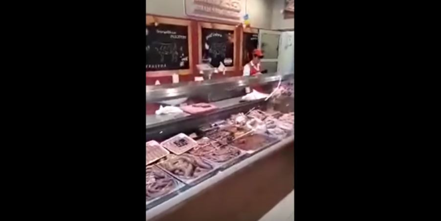 Scandal într-un magazin: Un client a reclamat că șoriciul e spălat cu detergent