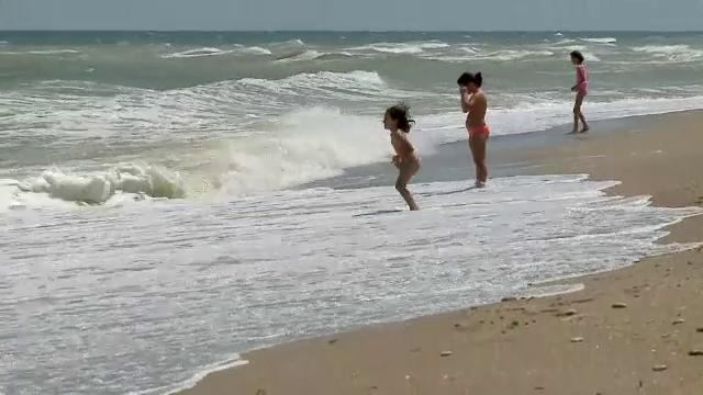 Turiștii au testat apa mării, la Vama Veche. Concerte și surprize pregătite pentru week-end-ul de Rusalii