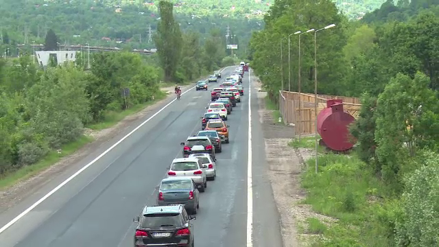 Cozi uriașe de mașini pe DN 1, spre Valea Prahovei. ”De aia plătim taxe, să stăm la cozi”