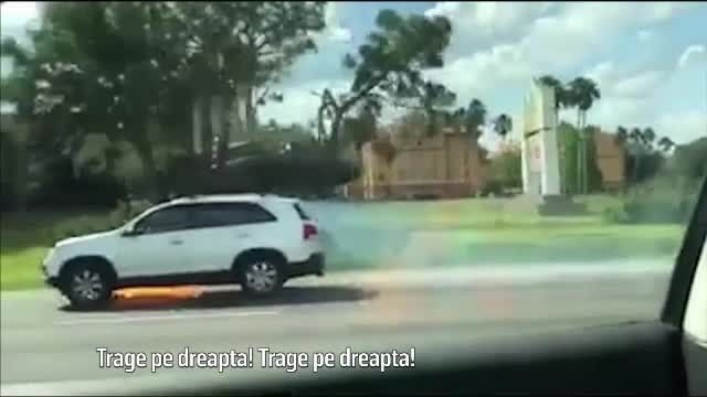 O șoferiță a filmat cum o maşină merge pe autostradă cu flăcări ieşind de dedesubt