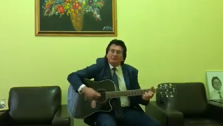 Primarul Timişoarei a postat o nouă înregistrare cu el interpretând la chitară. VIDEO