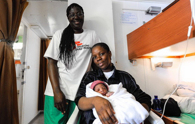 Bebeluş născut la bordul navei Aquarius, care salvează imigranţi din Mediterana