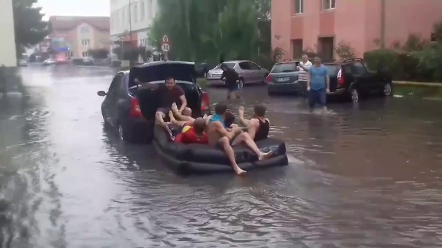 Fenomene meteo extreme în țară. La Tg. Jiu, tinerii s-au plimbat cu salteaua pe stradă