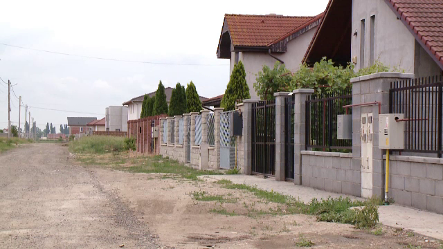 Zone rezidențiale unde oamenii rămân fără apă și nu au trotuare. ”Mi-am făcut un foraj ca să mă spăl”