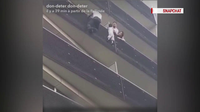 Salvarea spectaculoasă a unui copil de 4 ani care atârna în gol de la al patrulea etaj