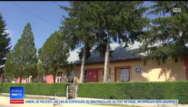 Scene umilitoare în Bacău. Elevi puși să mimeze că mănâncă fructe pentru o ședință foto