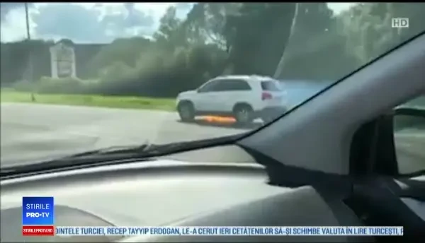 O șoferiță a filmat cum o maşină merge pe autostradă cu flăcări ieşind de dedesubt