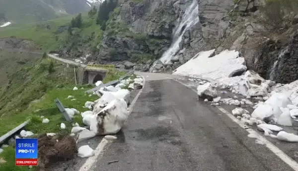 Două mașini au fost surprinse de o avalanșă pe Transfăgărășan